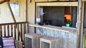 Réfrigérateur, micro-ondes, fourneau de cuisine, cafetière/bouilloire