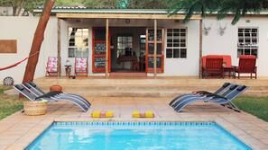Piscine extérieure, chaises longues