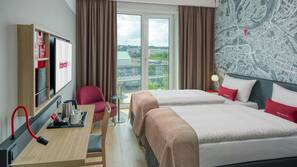 Minibar, Zimmersafe, Schreibtisch, laptopgeeigneter Arbeitsplatz