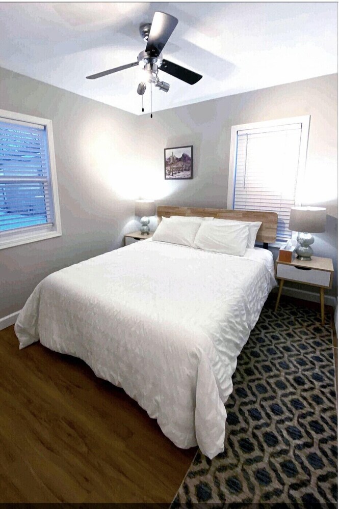 Skots Villa East Centrally located (Near Sanford Medical Center & Midco