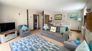 2 bedrooms, iron/ironing board, WiFi, linens