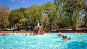 Piscine couverte, 2 piscines extérieures, chaises longues