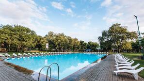 Piscine couverte, 2 piscines extérieures, chaises longues