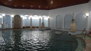 Piscine couverte, 2 piscines extérieures, chaises longues