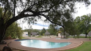 Piscine couverte, 2 piscines extérieures, chaises longues