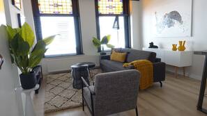 Een strijkplank/strijkijzer, babybedden, gratis wifi, beddengoed