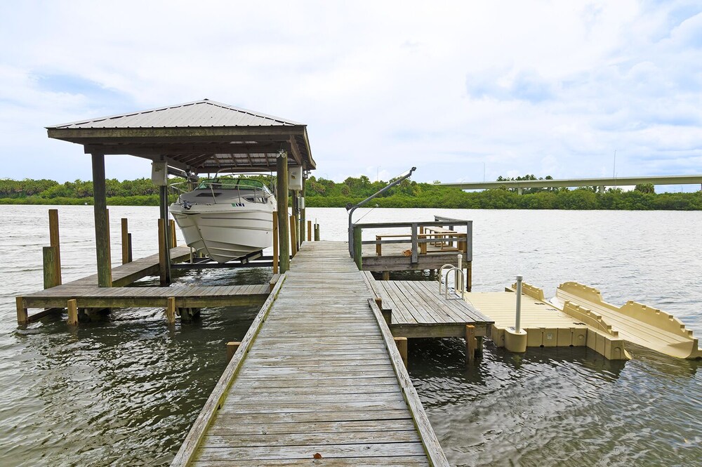 Massive waterfront Villa (Gated)