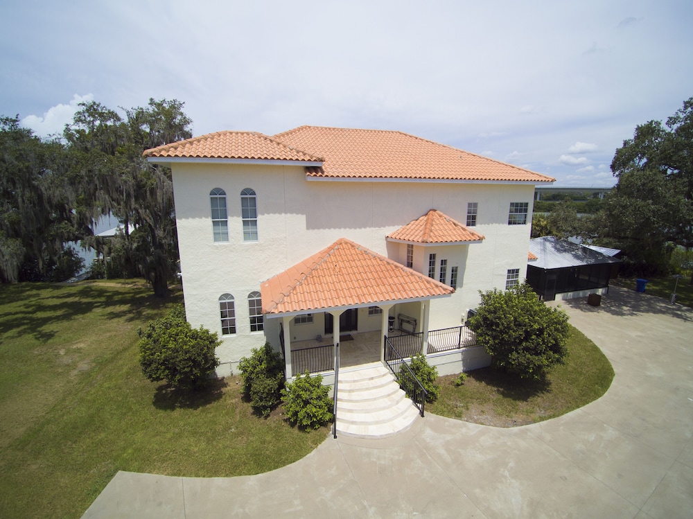 Massive waterfront Villa (Gated)