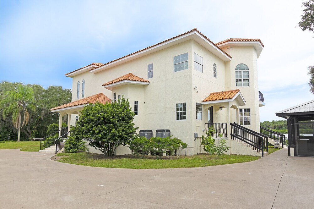 Massive waterfront Villa (Gated)