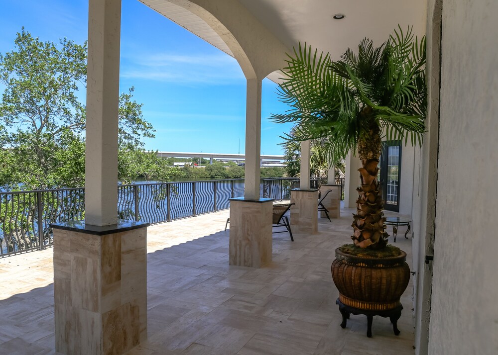 Massive waterfront Villa (Gated)