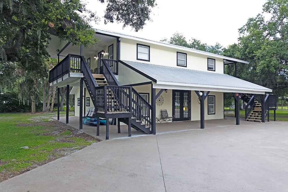 Massive waterfront Villa (Gated)