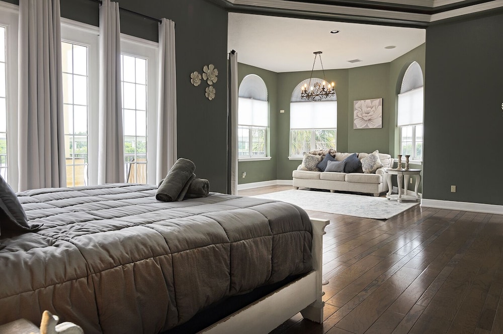 Massive waterfront Villa (Gated)