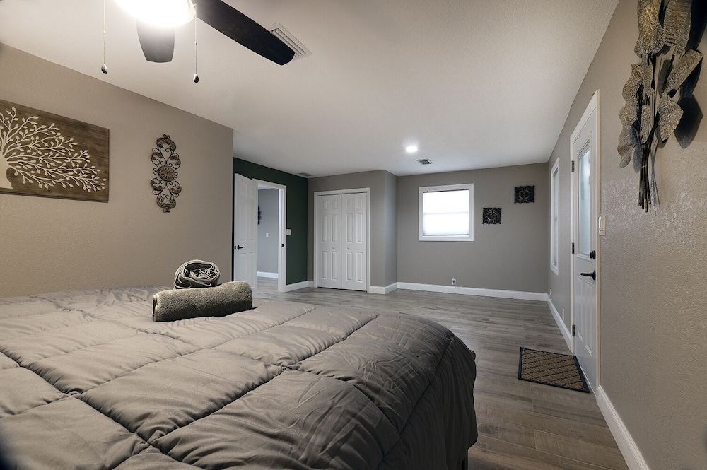 Massive waterfront Villa (Gated)