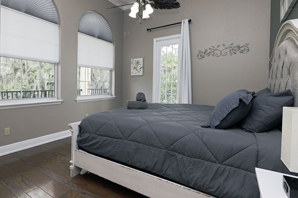 Massive waterfront Villa (Gated)