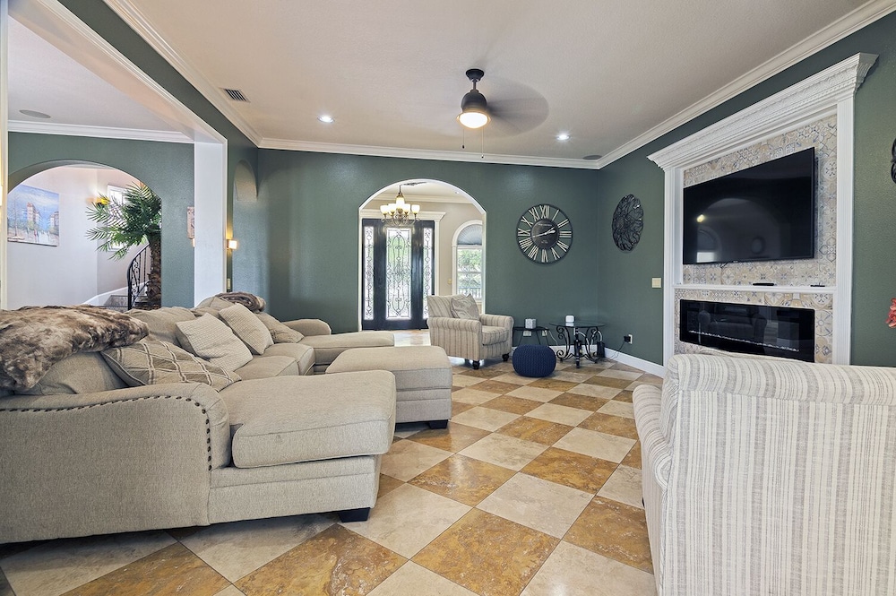 Massive waterfront Villa (Gated)