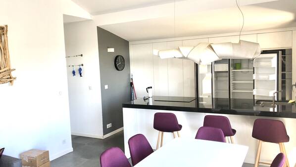 Réfrigérateur, micro-ondes, four, fourneau de cuisine