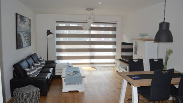 Fernseher, DVD-Player, Bücher, Videothek