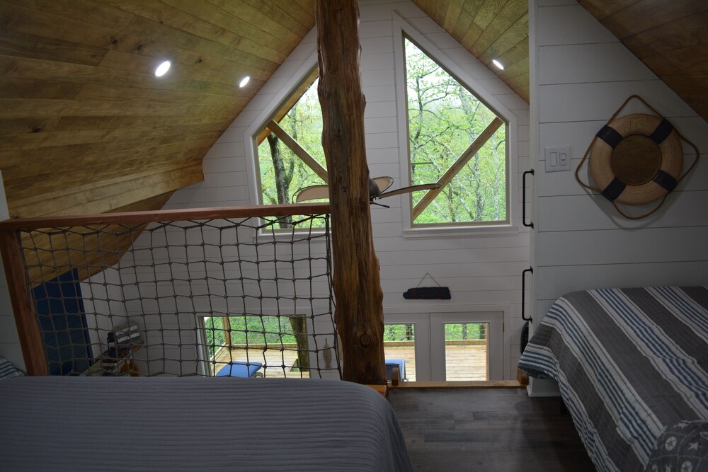 Glamping at it's finest! Private tree house on 40 acres on Lake Catherine