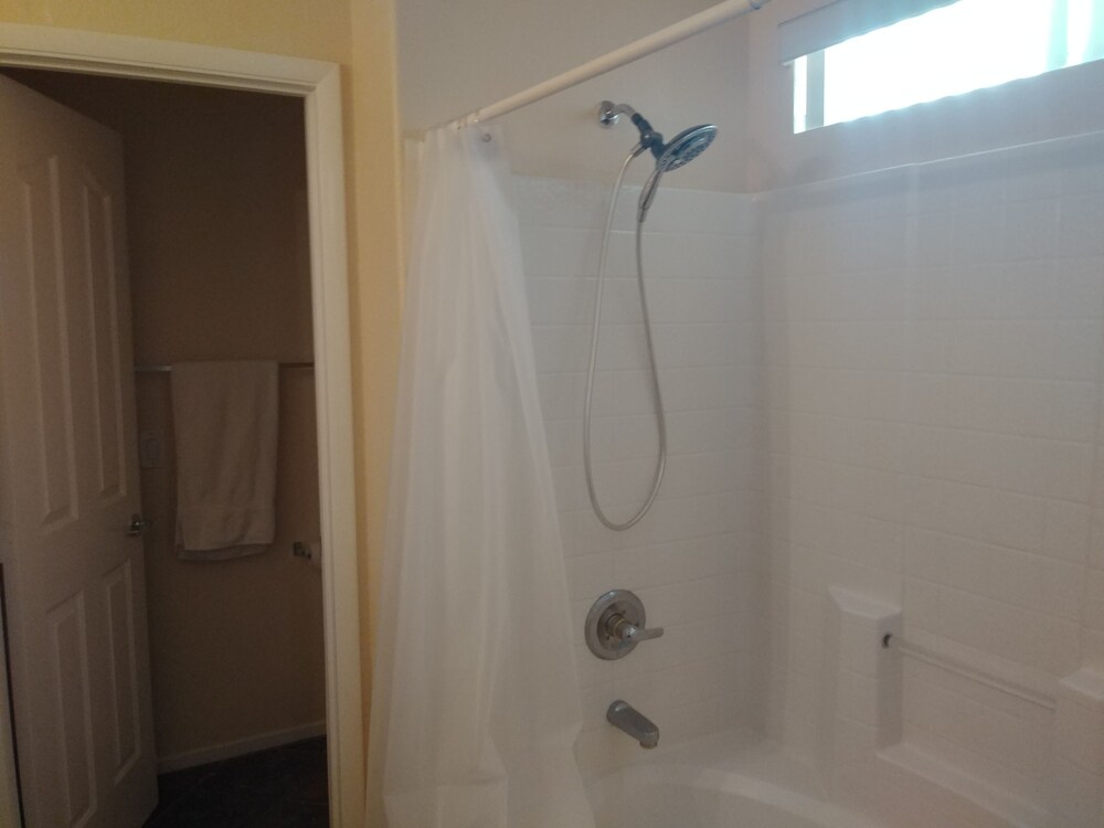 4 BED HOUSE 15 MINUTES FROM LAS VEGAS STRIP