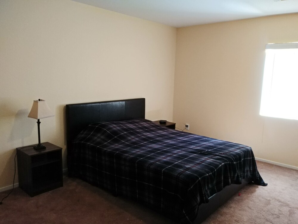 4 BED HOUSE 15 MINUTES FROM LAS VEGAS STRIP