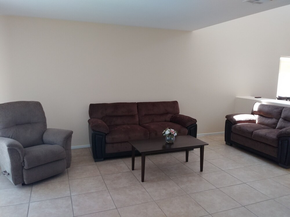 4 BED HOUSE 15 MINUTES FROM LAS VEGAS STRIP