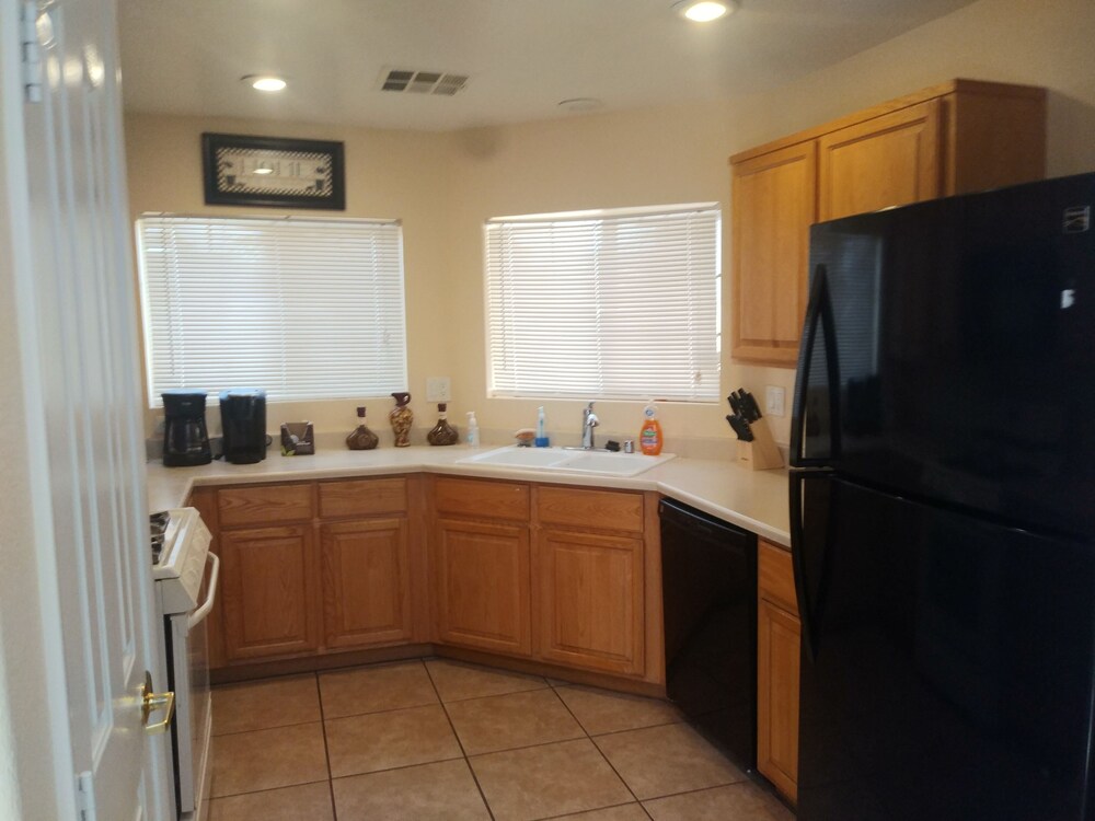 4 BED HOUSE 15 MINUTES FROM LAS VEGAS STRIP