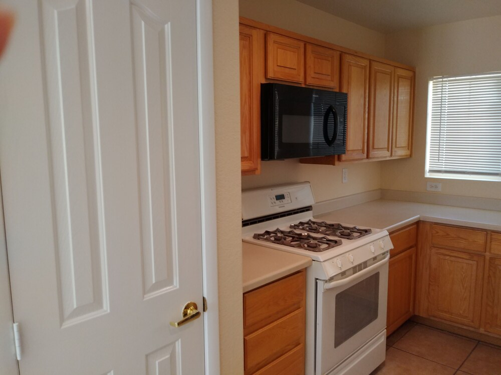 4 BED HOUSE 15 MINUTES FROM LAS VEGAS STRIP