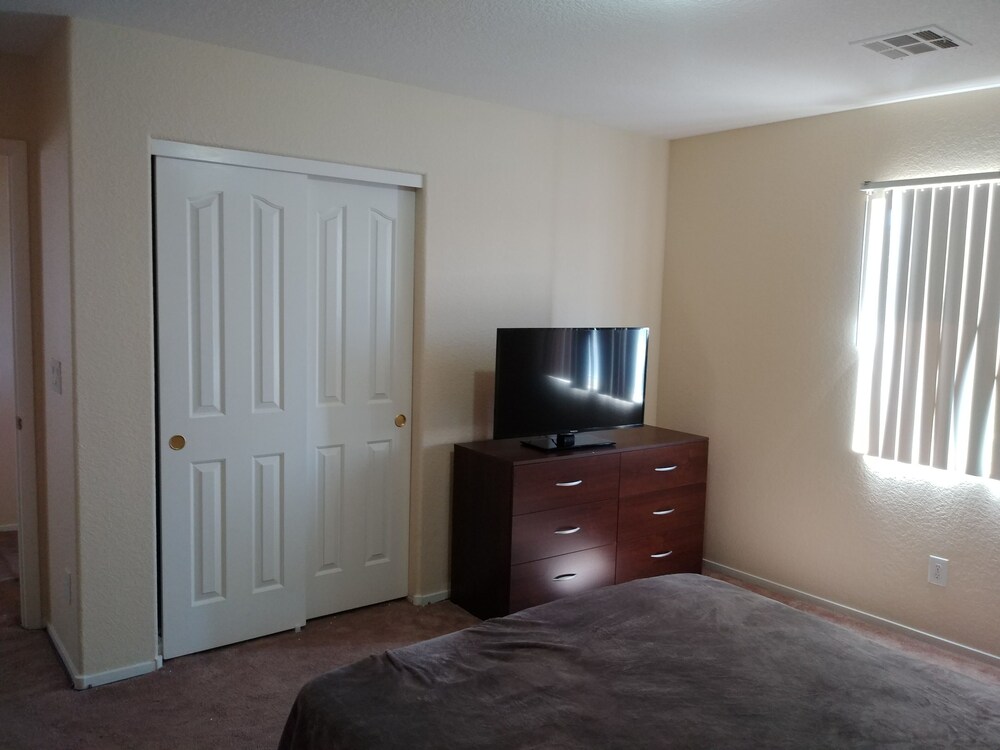 4 BED HOUSE 15 MINUTES FROM LAS VEGAS STRIP