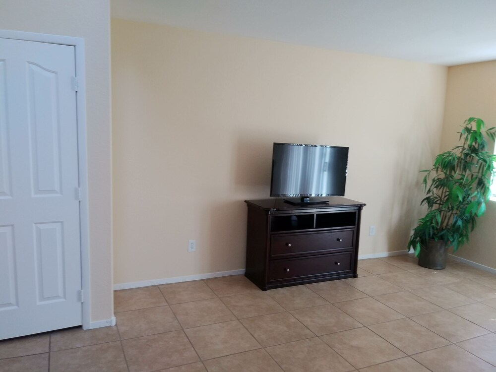 4 BED HOUSE 15 MINUTES FROM LAS VEGAS STRIP