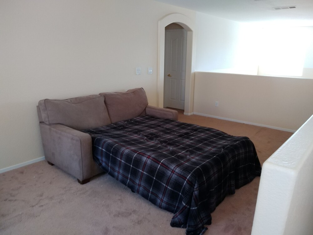 4 BED HOUSE 15 MINUTES FROM LAS VEGAS STRIP