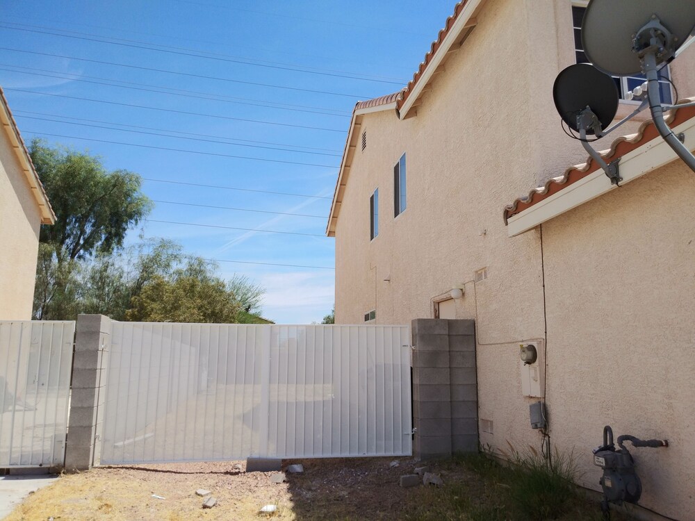 4 BED HOUSE 15 MINUTES FROM LAS VEGAS STRIP