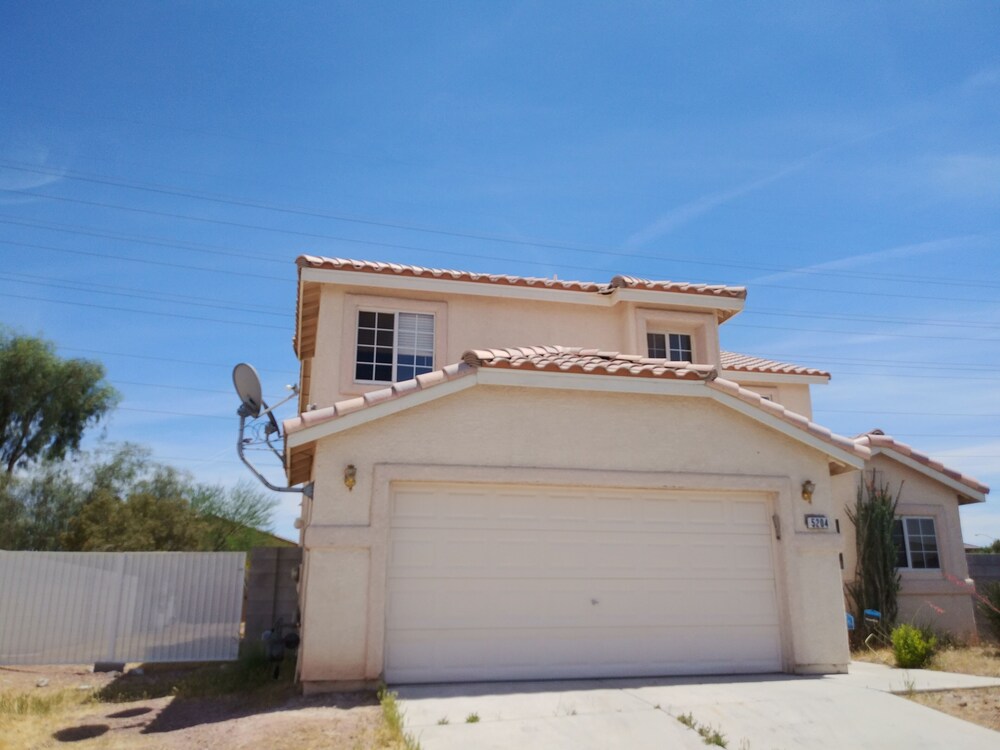 4 BED HOUSE 15 MINUTES FROM LAS VEGAS STRIP