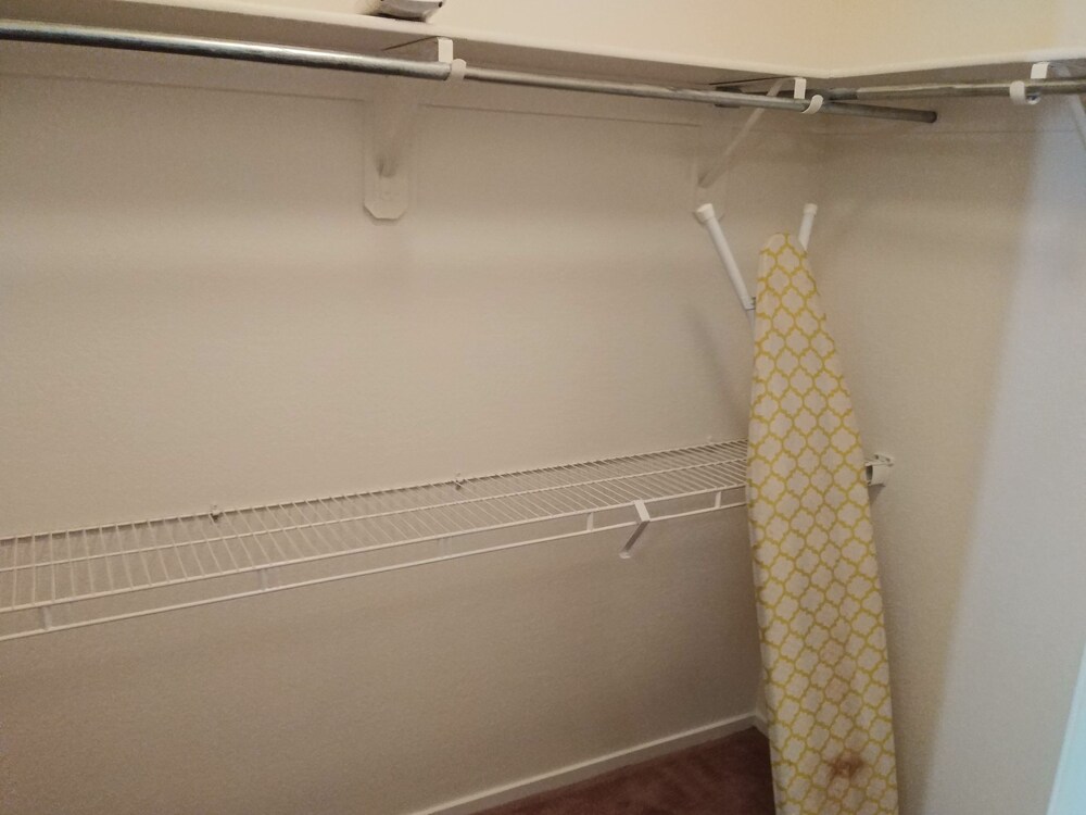 4 BED HOUSE 15 MINUTES FROM LAS VEGAS STRIP