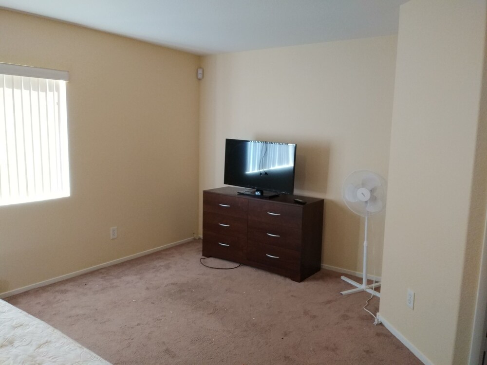 4 BED HOUSE 15 MINUTES FROM LAS VEGAS STRIP