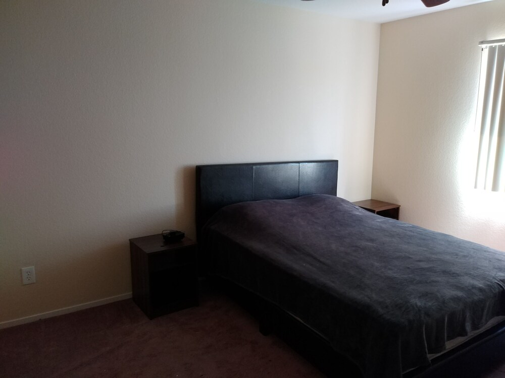 4 BED HOUSE 15 MINUTES FROM LAS VEGAS STRIP