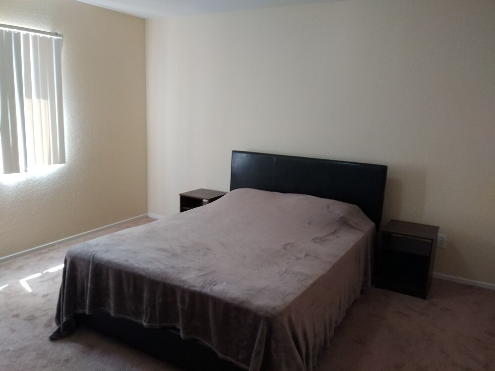 4 BED HOUSE 15 MINUTES FROM LAS VEGAS STRIP