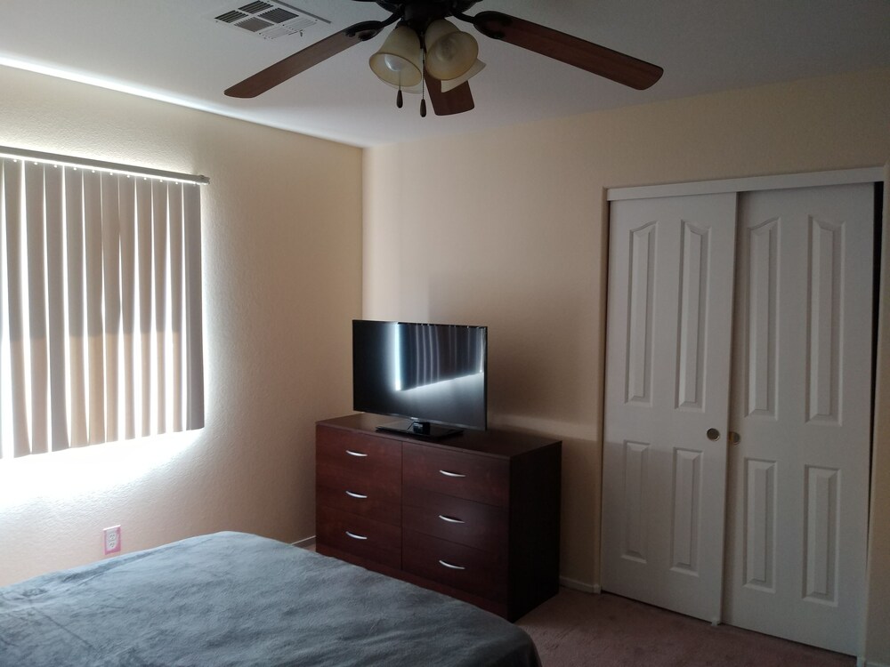 4 BED HOUSE 15 MINUTES FROM LAS VEGAS STRIP