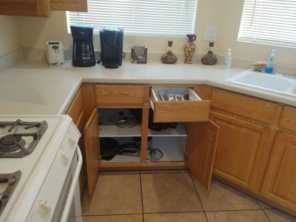 4 BED HOUSE 15 MINUTES FROM LAS VEGAS STRIP