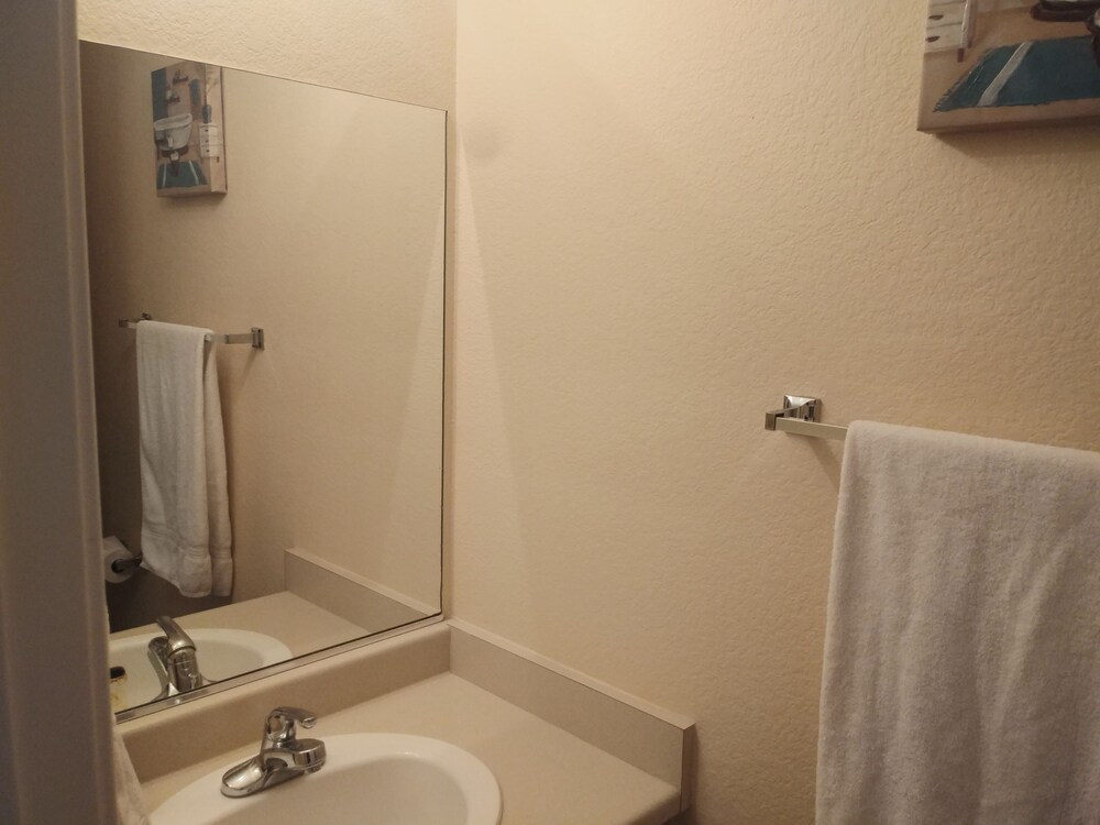 4 BED HOUSE 15 MINUTES FROM LAS VEGAS STRIP