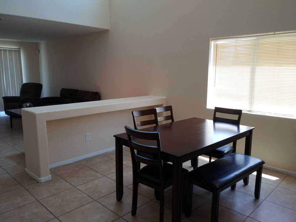 4 BED HOUSE 15 MINUTES FROM LAS VEGAS STRIP