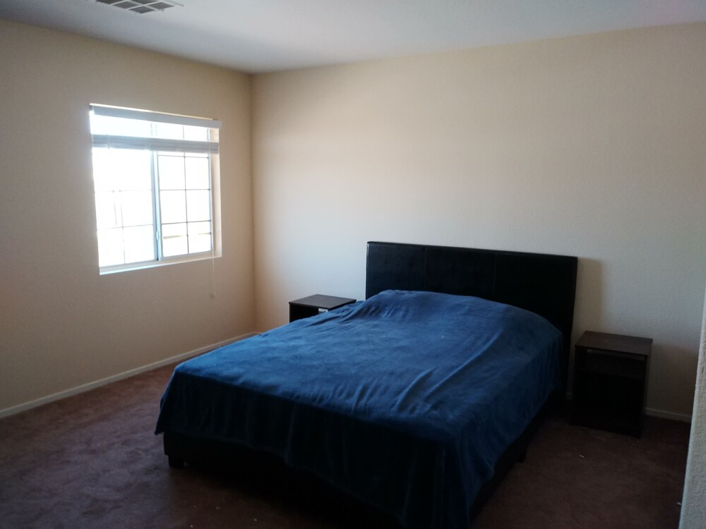 4 BED HOUSE 15 MINUTES FROM LAS VEGAS STRIP