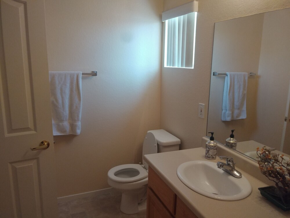 4 BED HOUSE 15 MINUTES FROM LAS VEGAS STRIP