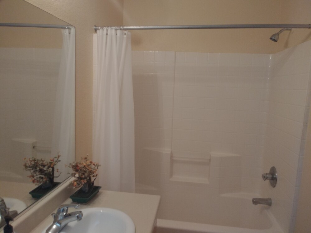 4 BED HOUSE 15 MINUTES FROM LAS VEGAS STRIP