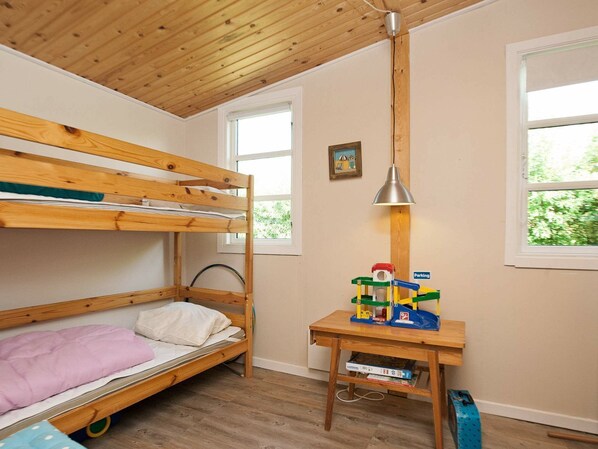 3 bedrooms, cribs/infant beds