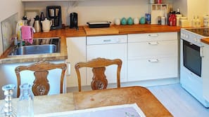Kjøleskap, kokeplater, oppvaskmaskin og kaffetrakter/tekoker