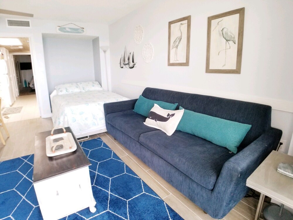 BAY WATCH RESORT N. Myrtle OCEANFRONT BALCONY 1 Bdrm sleeps 6. *all new*