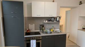 Kühlschrank, Wasserkocher mit Kaffee-/Teezubehör