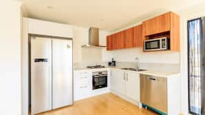 Full-sized fridge, microwave, oven, hob