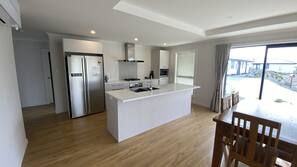 Full-sized fridge, microwave, oven, hob