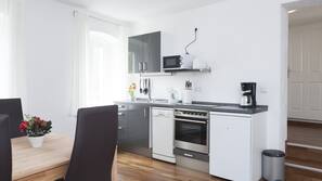 Großer Kühlschrank, Ofen, Herd, Wasserkocher mit Kaffee-/Teezubehör